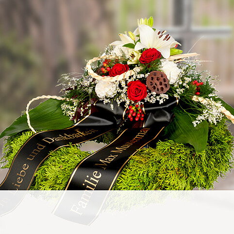 Blumen und Präsente von 123Blumenversand. Angebot "Trauerkranz mit roten Rosen und weißen Lilien" ab 79.99 zzgl. Lieferung.